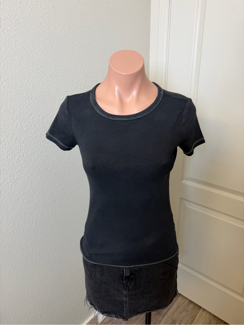 H&M Black Short-Sleeve Ribbed Tee with Contrast Stitching